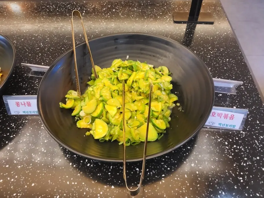 반찬바에 담긴 나물 반찬