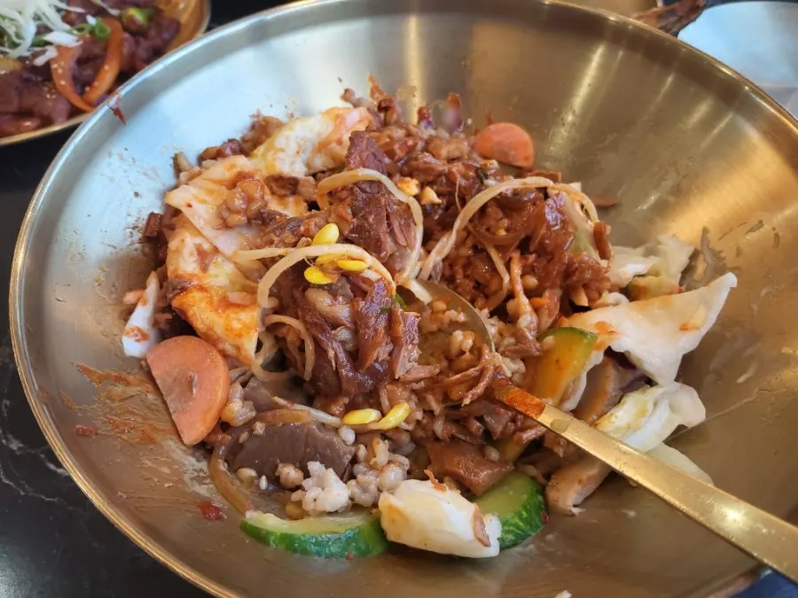 나물을 올린 보리밥 비빔밥 상차림