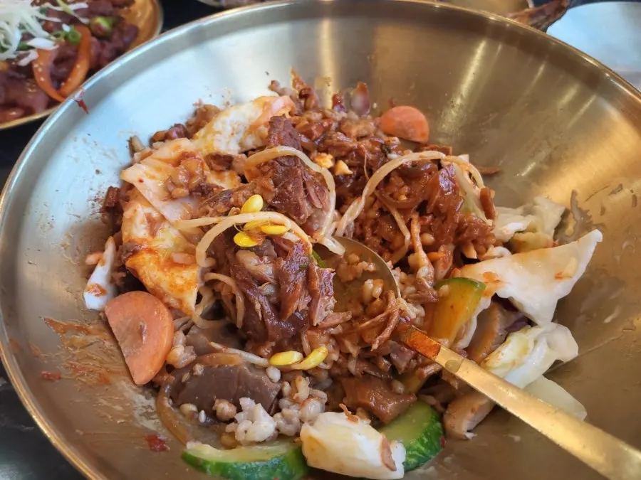 고추장과 참기름을 두른 비빔밥