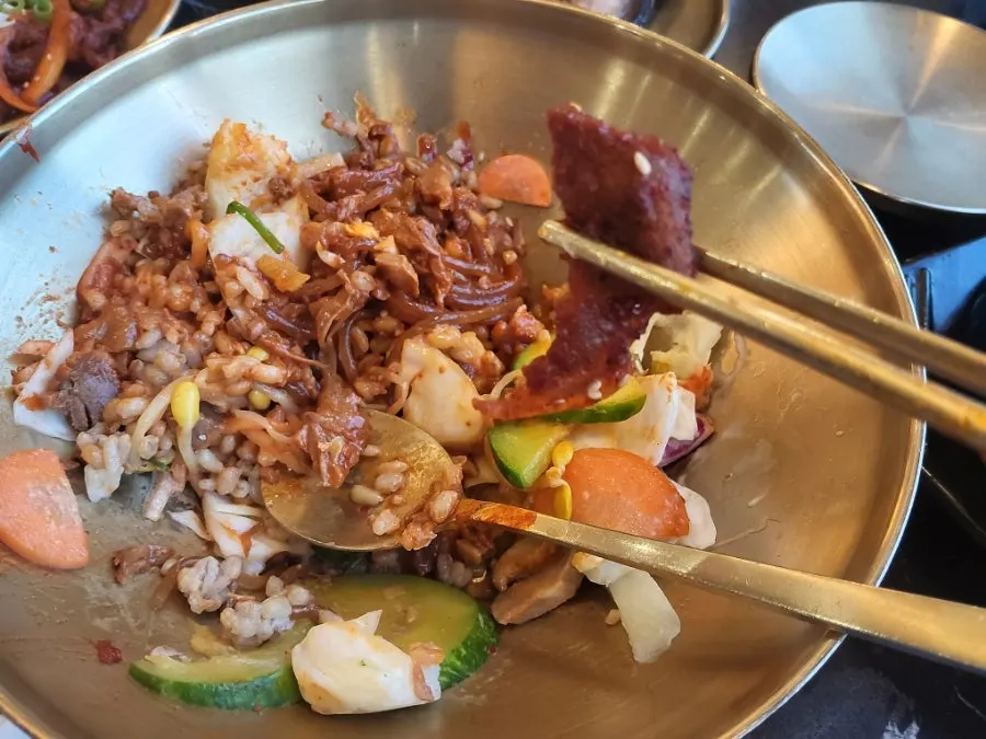 한 숟가락 뜬 보리밥 비빔밥