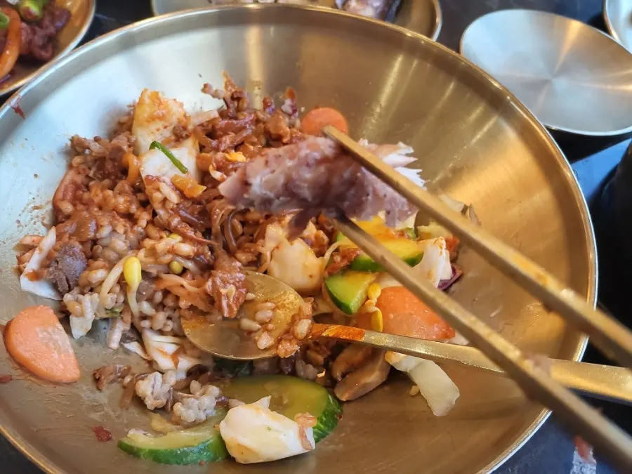 얼큰한 뼈다귀해장국 한 그릇