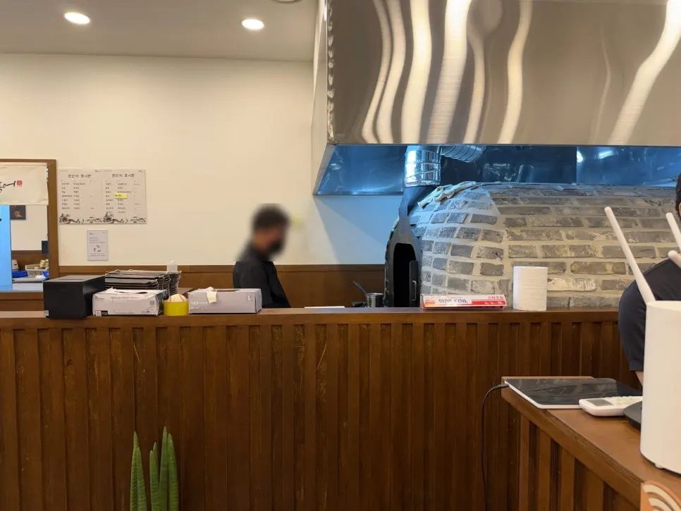 비빔밥용 나물이 담긴 셀프바 코너