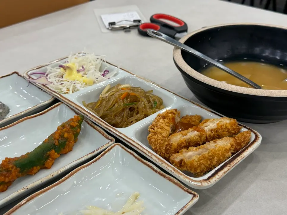 정갈하게 차려진 기본 반찬과 된장국