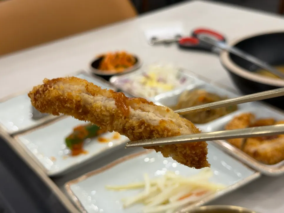 셀프바에서 가져온 반찬 접시