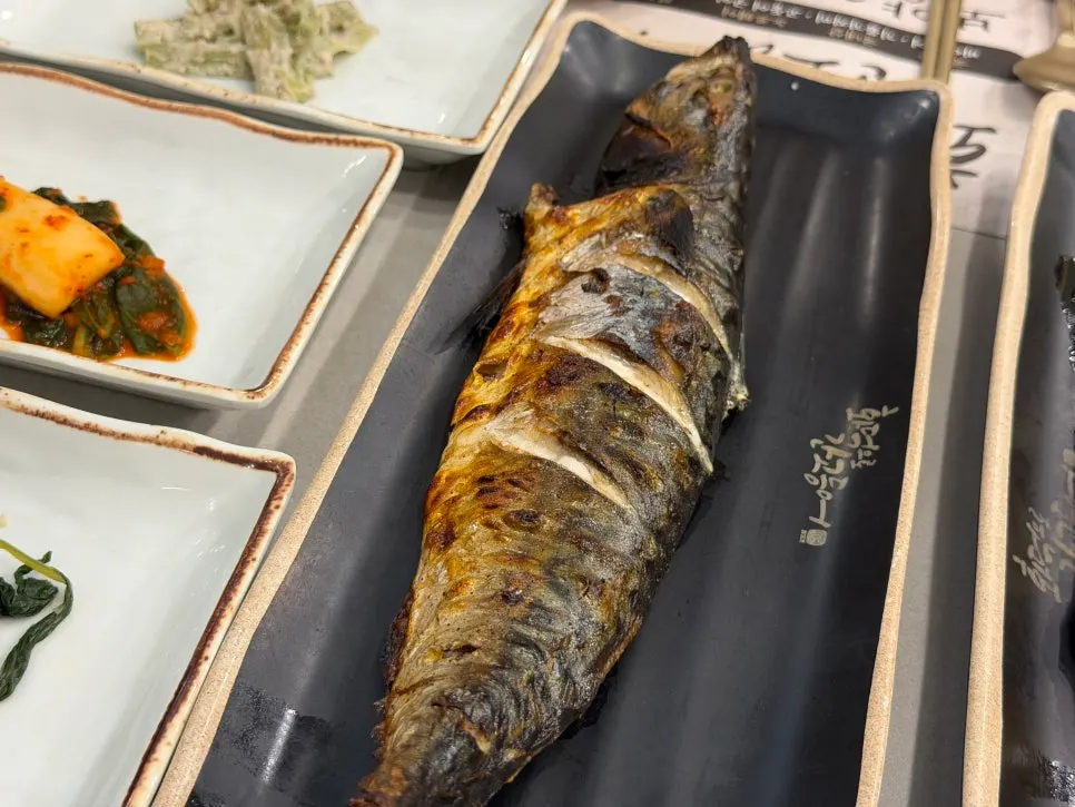 고봉으로 담긴 현미밥