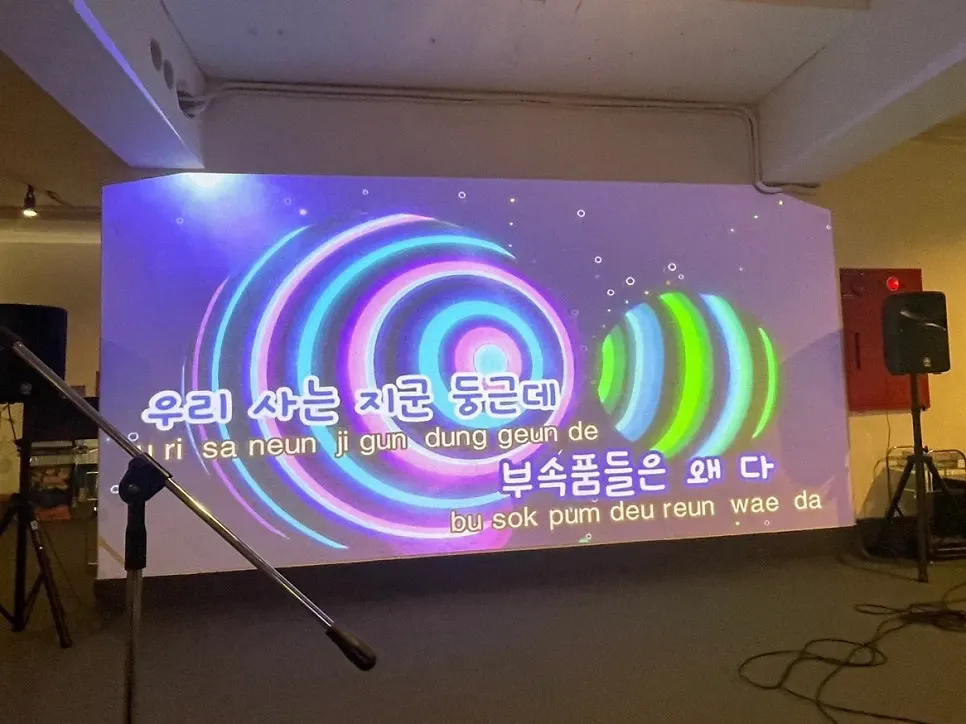 고출력 스피커가 있는 소듐 스크린 앞 좌석