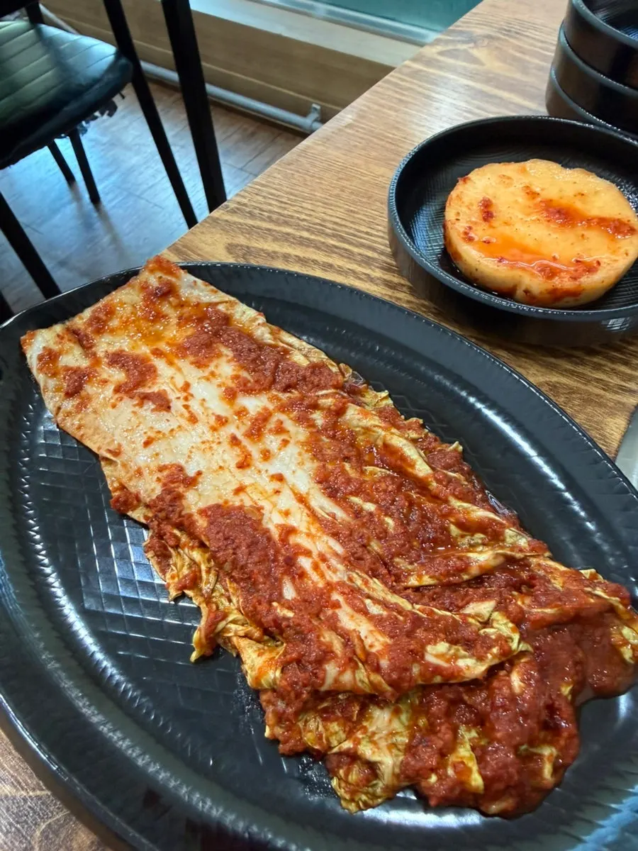Hanppong’s kimchi and kkakdugi side dishes