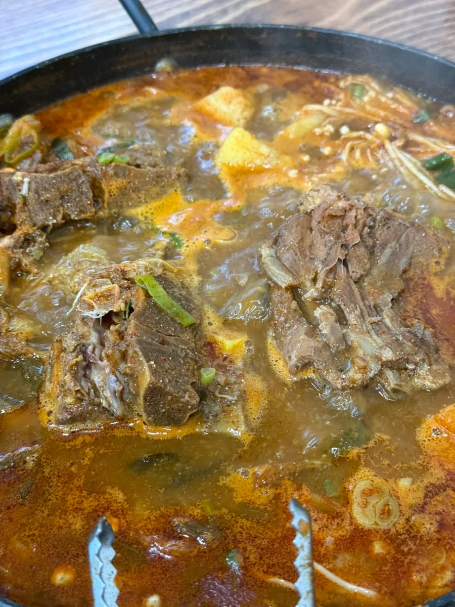 Gamjatang eaten with a bowl of rice