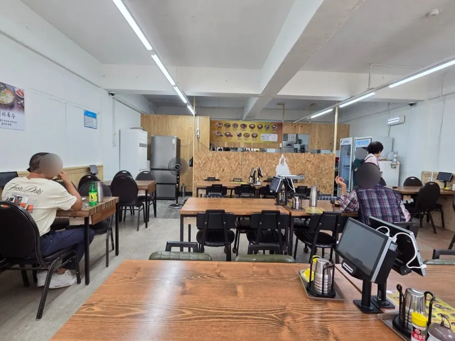 Spacious table seating inside Myeonbbal Ttaenggineun Nal