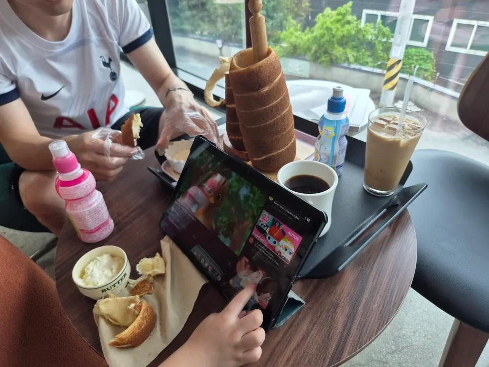 시나몬 굴뚝빵과 커피 주문