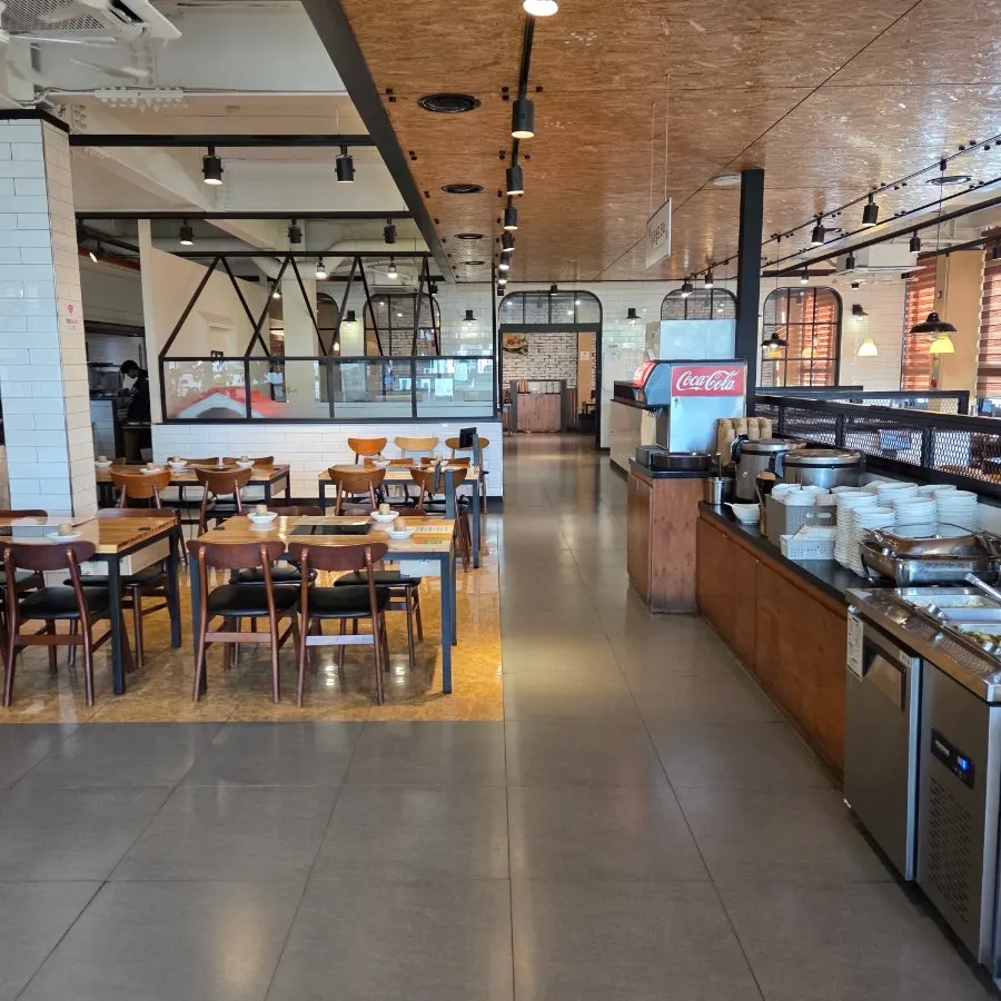 Spacious interior seating at Boksakkot Pineun Jip Daejeon Branch