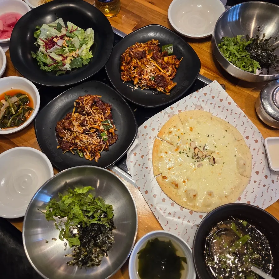 Table setting before the main dishes arrive