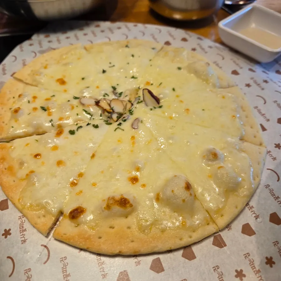 Handmade gorgonzola wood-fired pizza included in the set