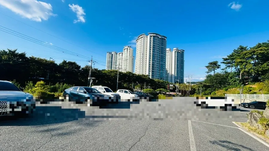 View of the spacious parking lot in front of the restaurant