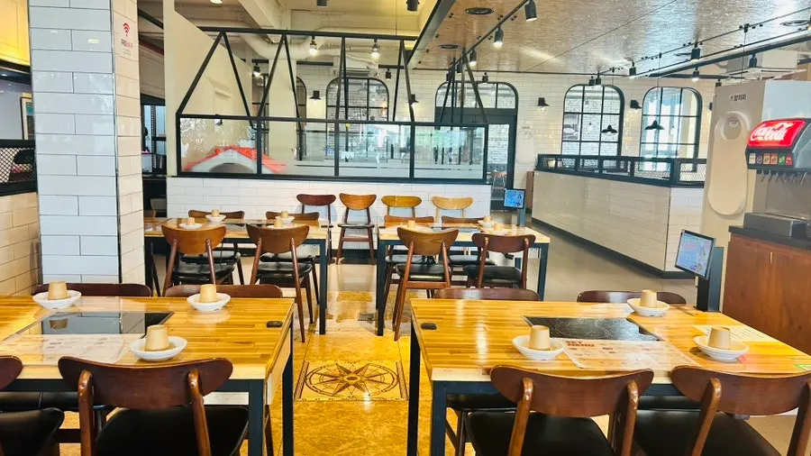 Spacious group table seating for gatherings