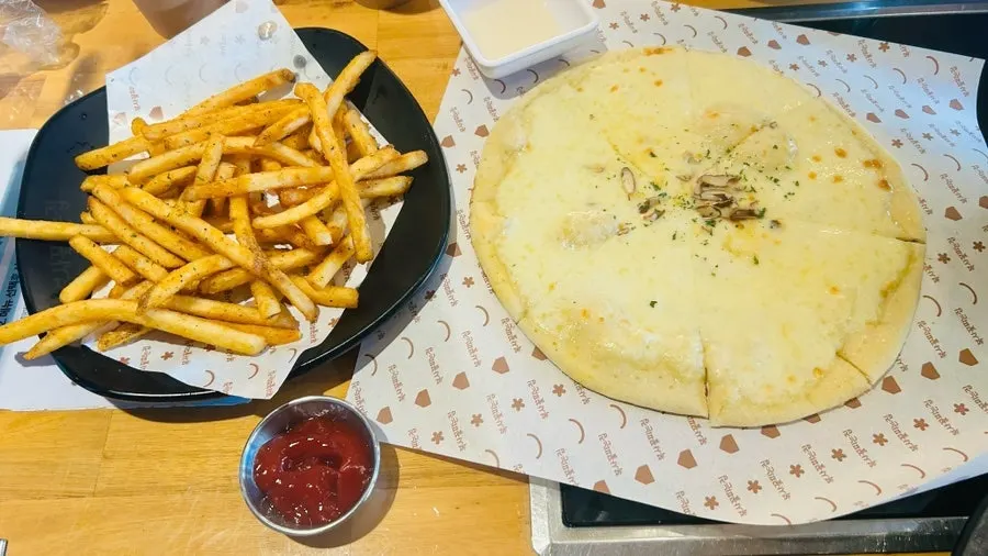 A whole wood-fired pizza included with the set