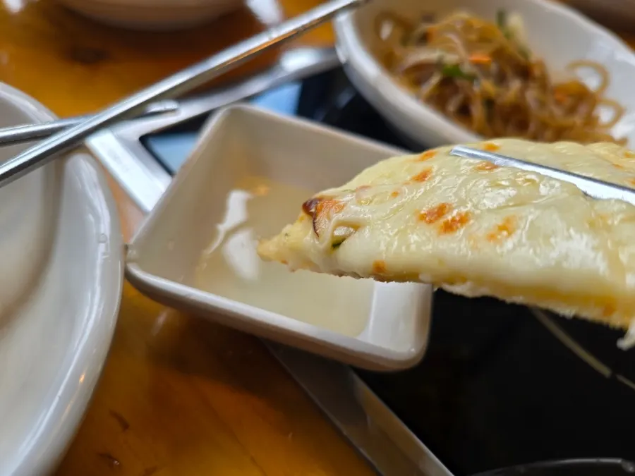 꿀을 곁들인 수제 화덕피자 한 조각