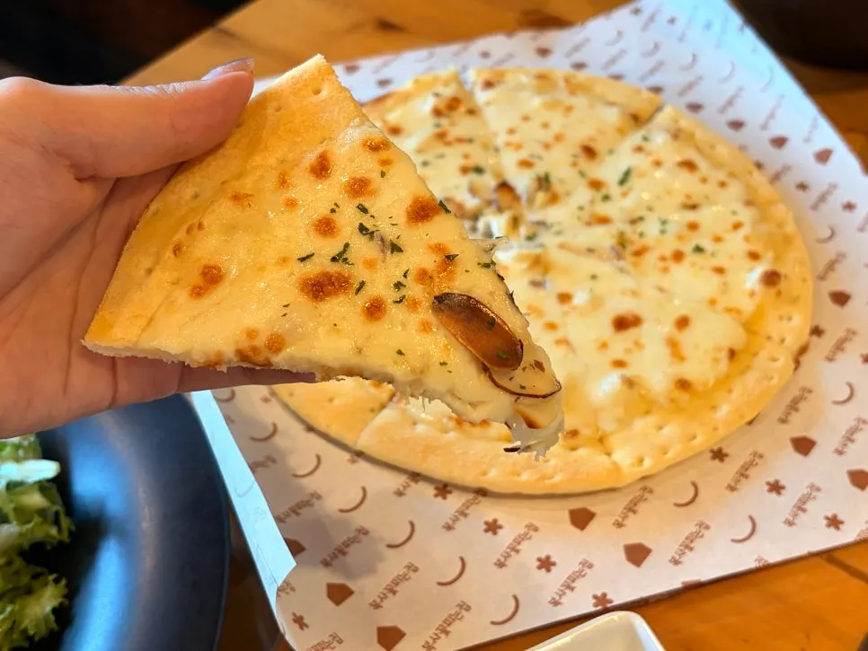 Thin-crust Gorgonzola pizza