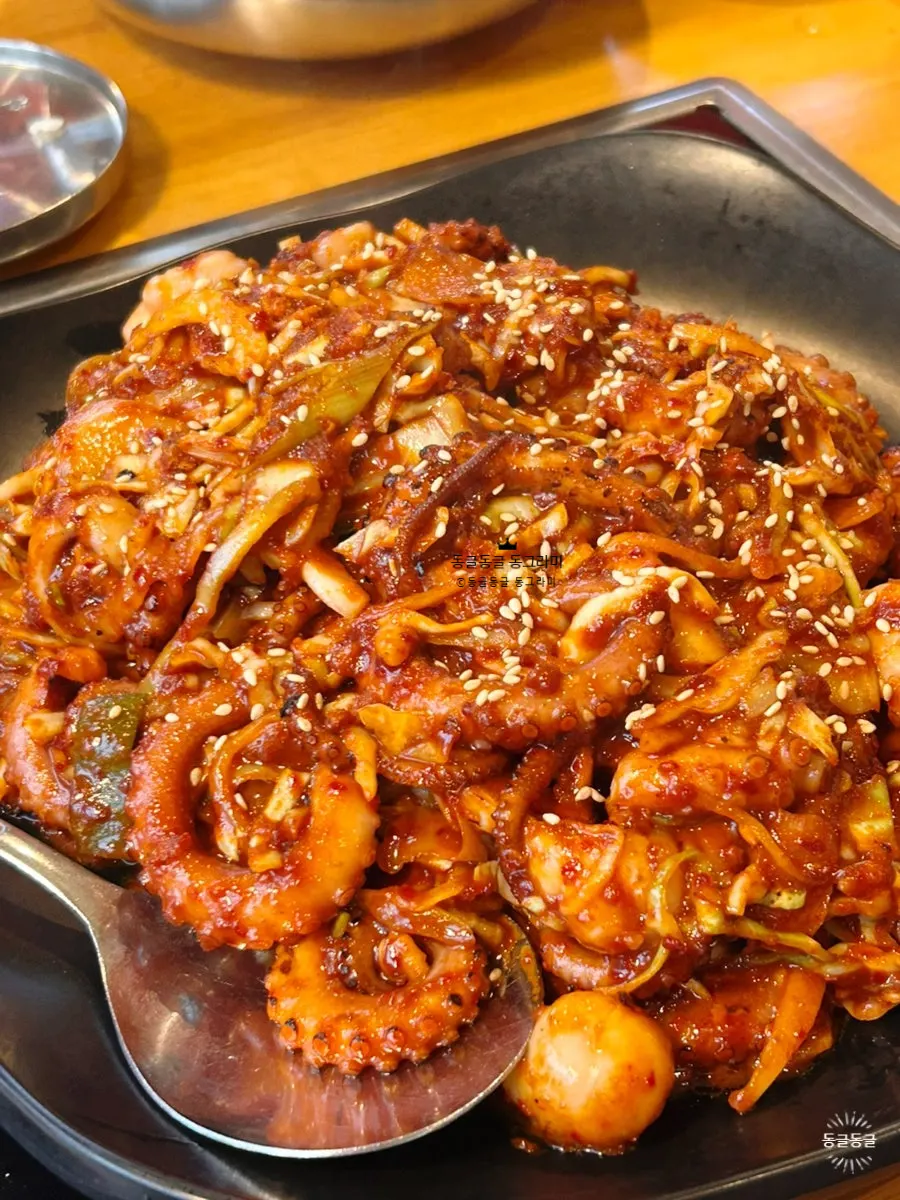 Satu hidangan nakji-bokkeum, piza, muksabal dan salad
