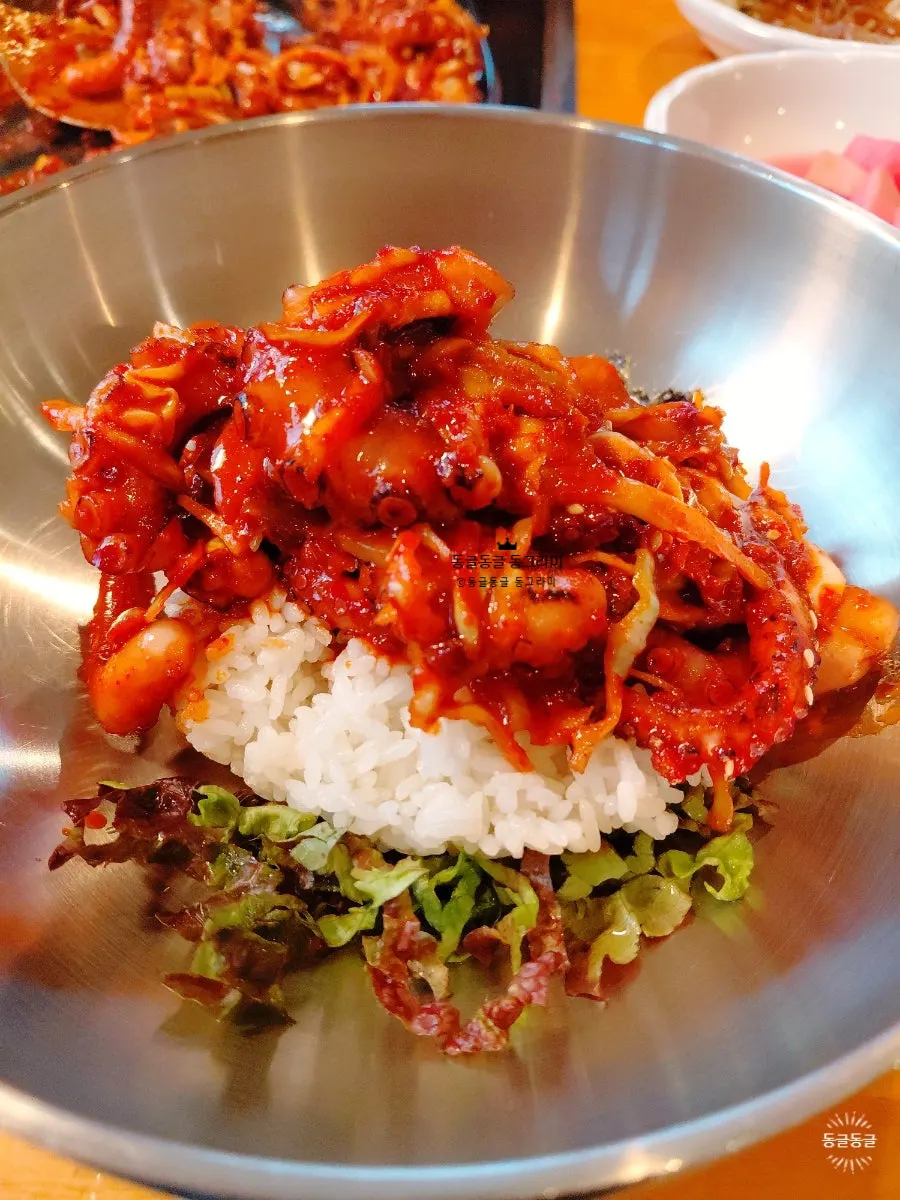 Nakji-bokkeum yang digaulkan bersama nasi