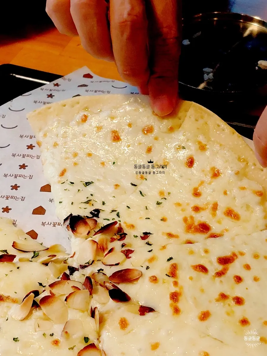 Piza dengan doh kenyal dan keju yang banyak