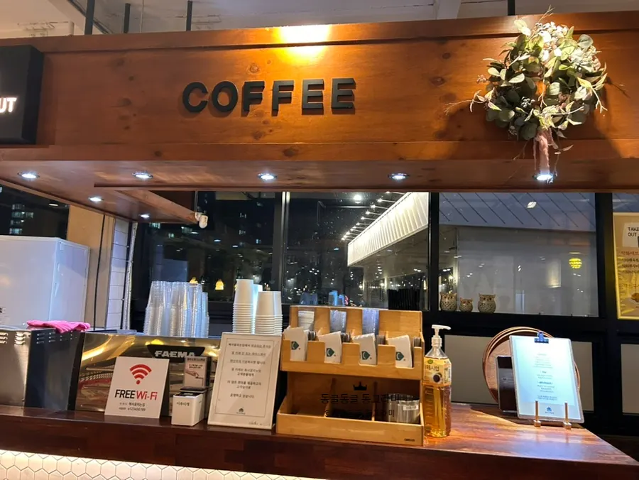 Ruang sebelah seperti kafe untuk menikmati kopi bawa pulang