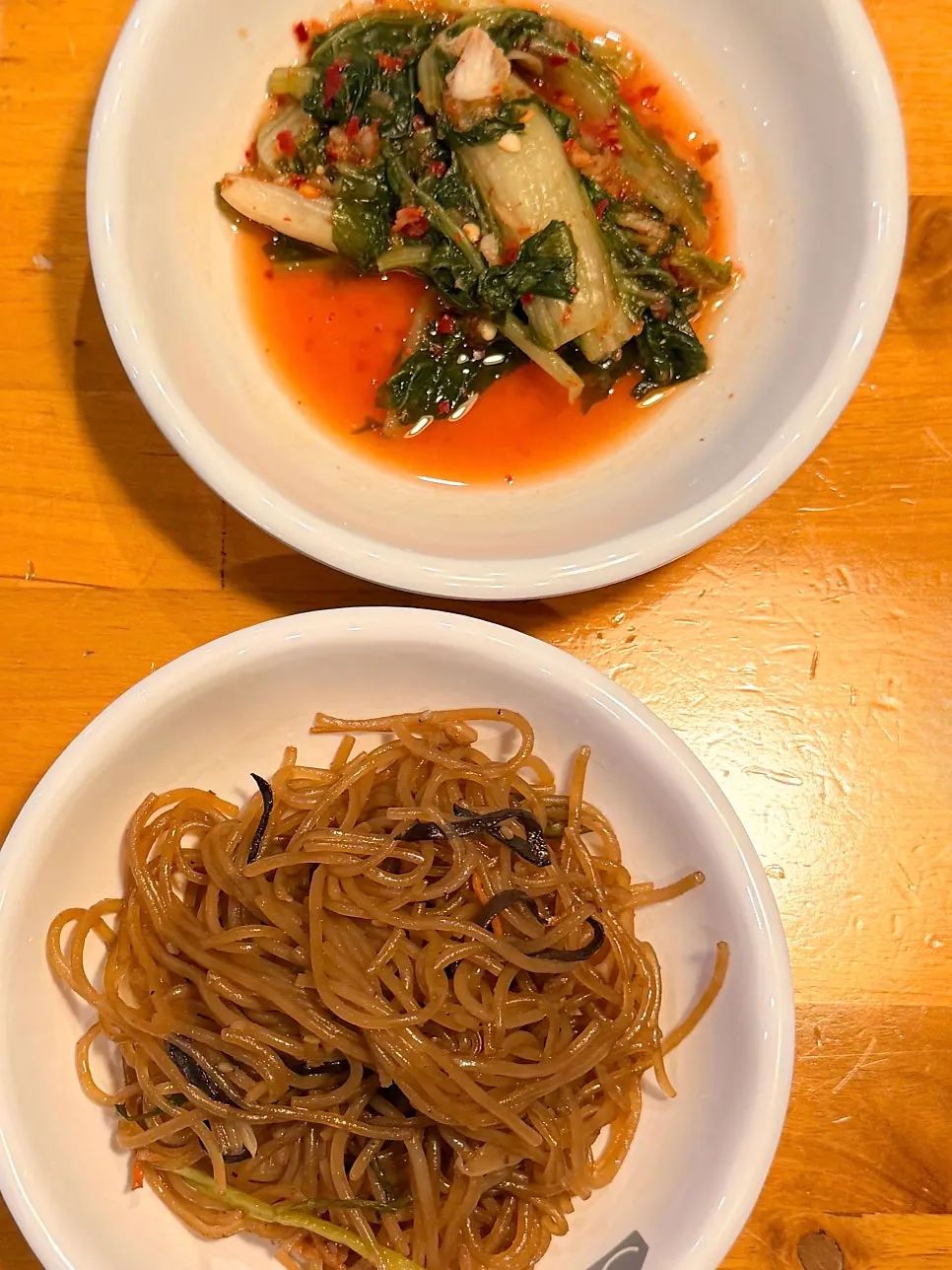세팅된 테이블과 수저 준비 모습
