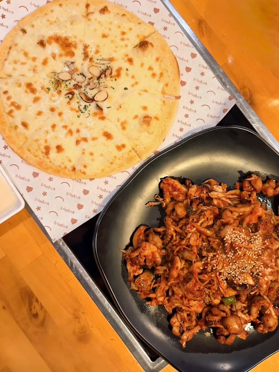 로봇 서빙으로 도착한 쭈꾸미와 화덕피자