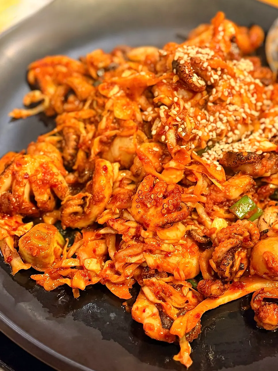 치즈가 늘어나는 고르곤졸라 피자 한 조각