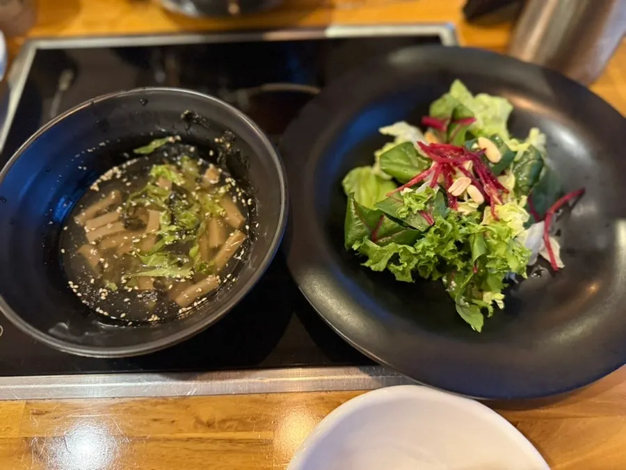 세트에 함께 나온 묵사발과 샐러드