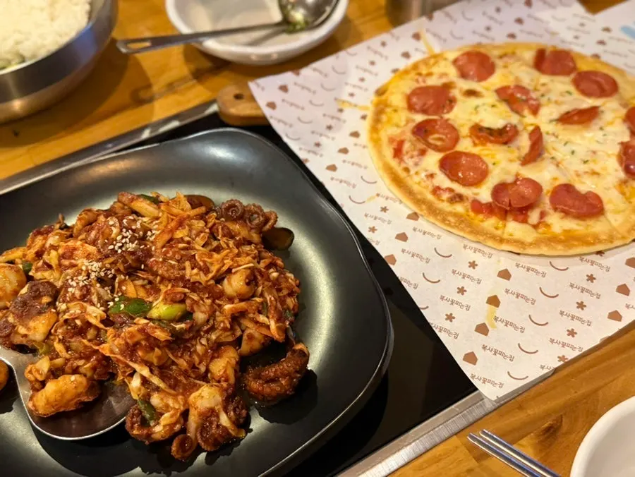 쭈꾸미와 피자가 함께 차려진 한 상
