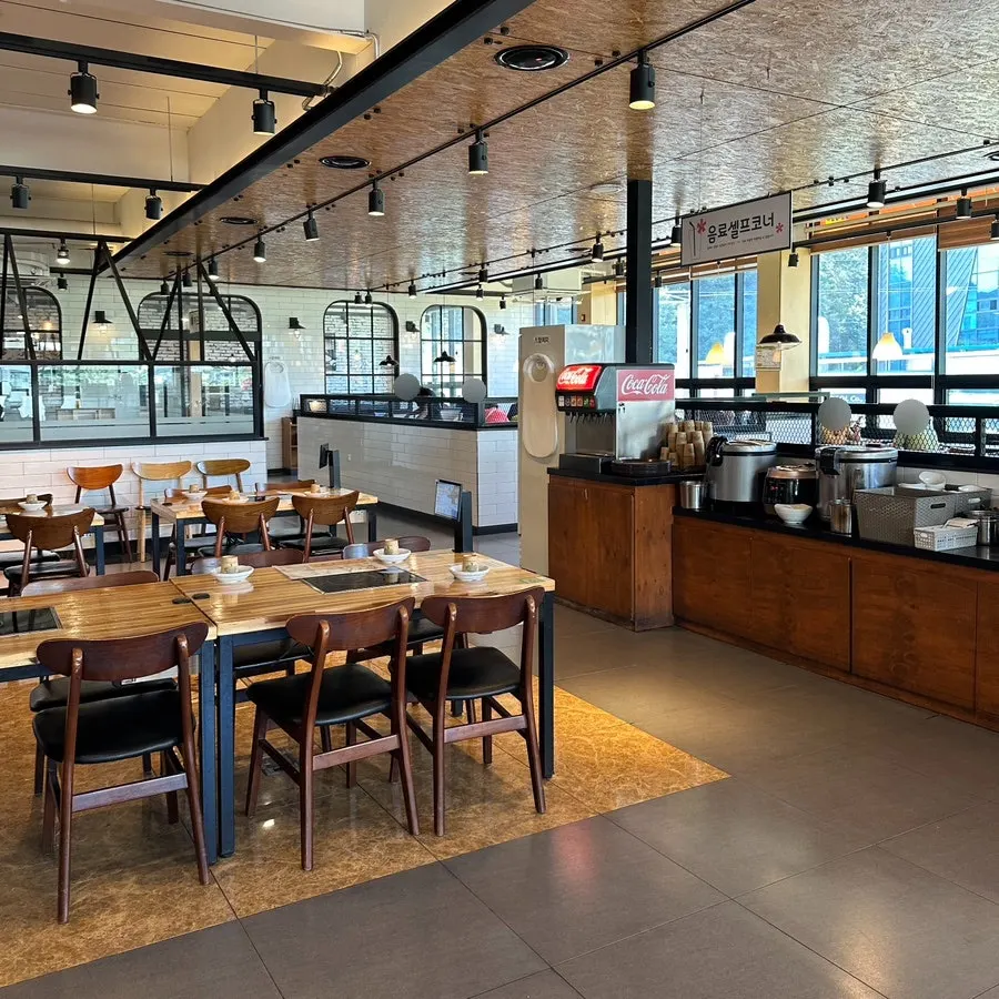 Waiting area at Boksakkot Pineun Jip Daejeon Branch