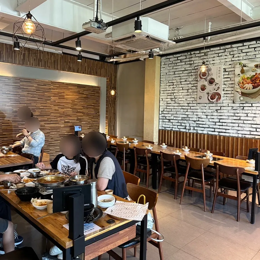 Dining hall with 4-person and group seating