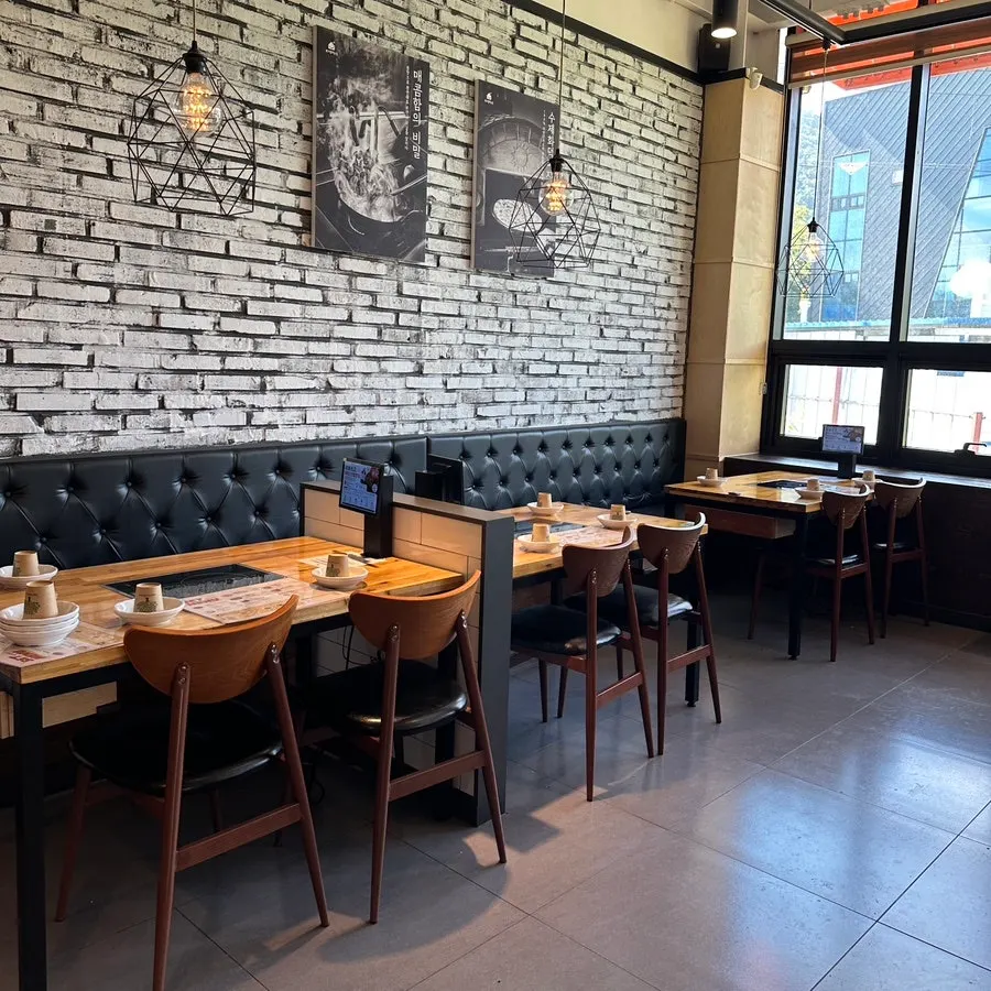 Overview of seating inside Boksakkot Pineun Jip Daejeon Branch