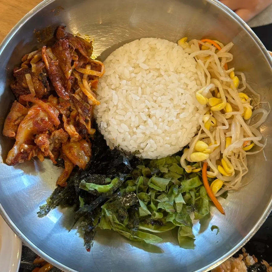 Fire-grilled pork stir-fry with cabbage