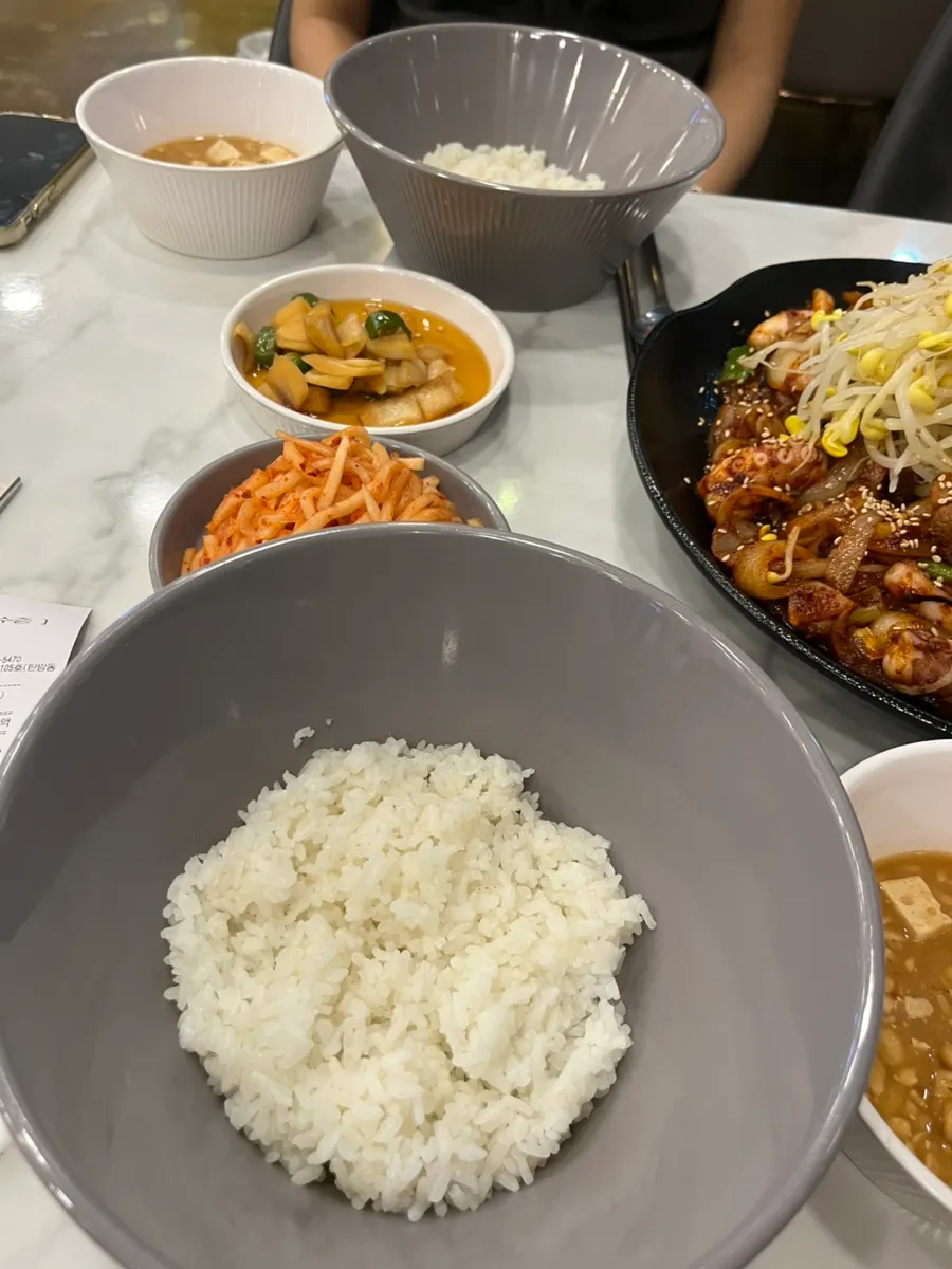 통통한 낙지가 들어간 낙지볶음