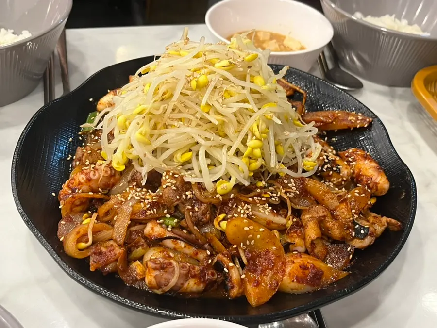 가위로 자른 낙지와 제육