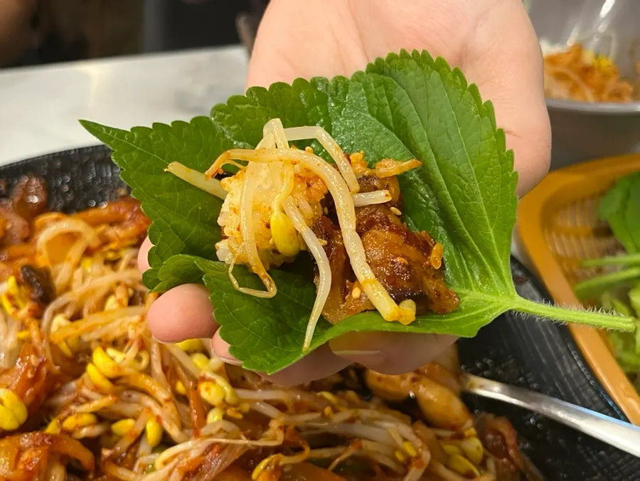 낙지볶음과 반찬이 놓인 테이블