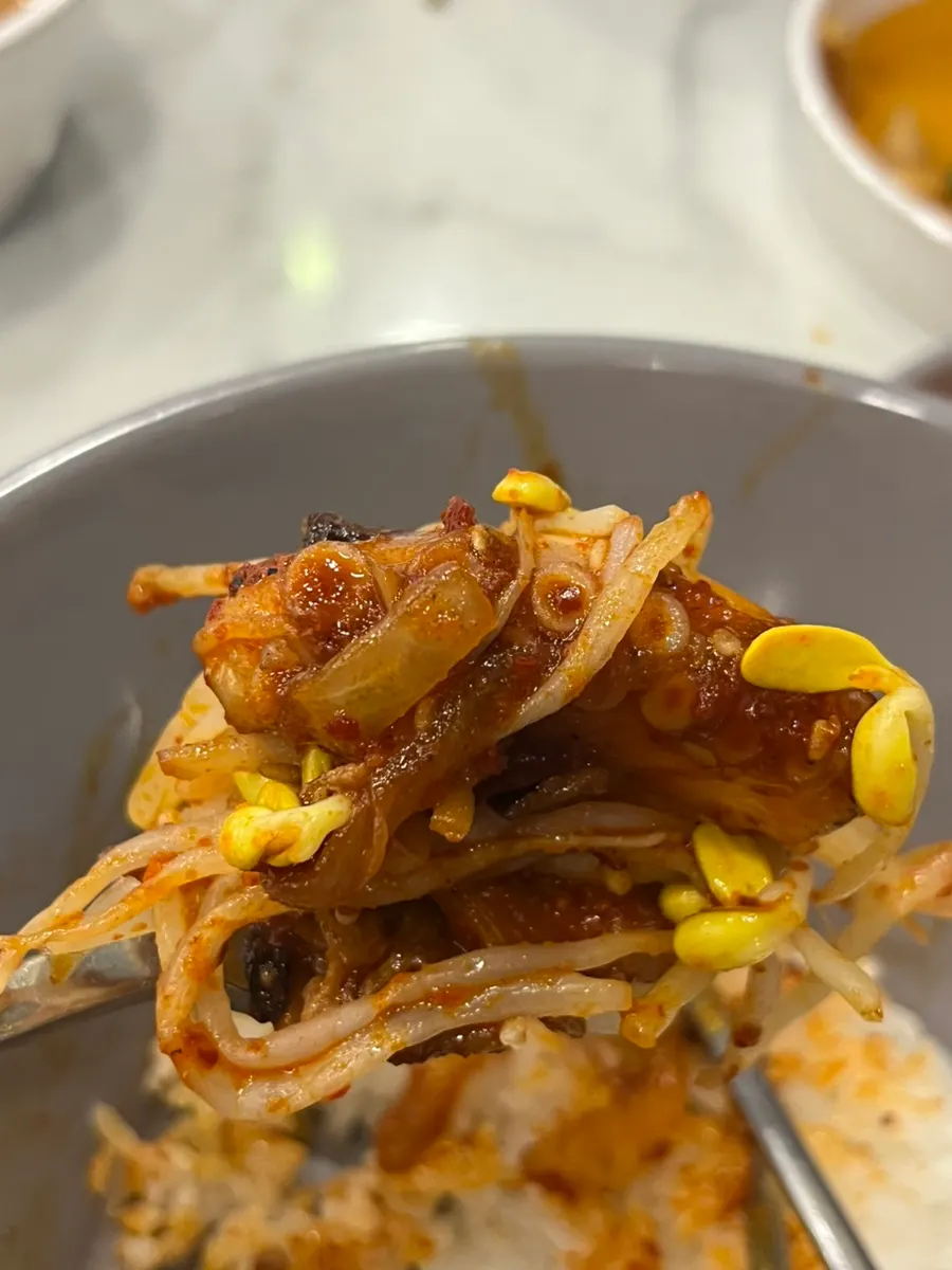 먹는 중인 제육낙지볶음