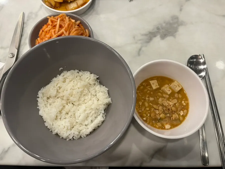 두부와 건더기가 든 청국장