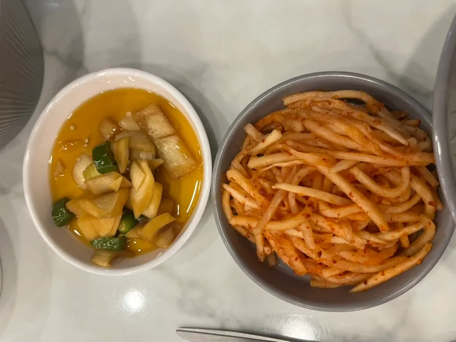 청국장과 나물 반찬 구성