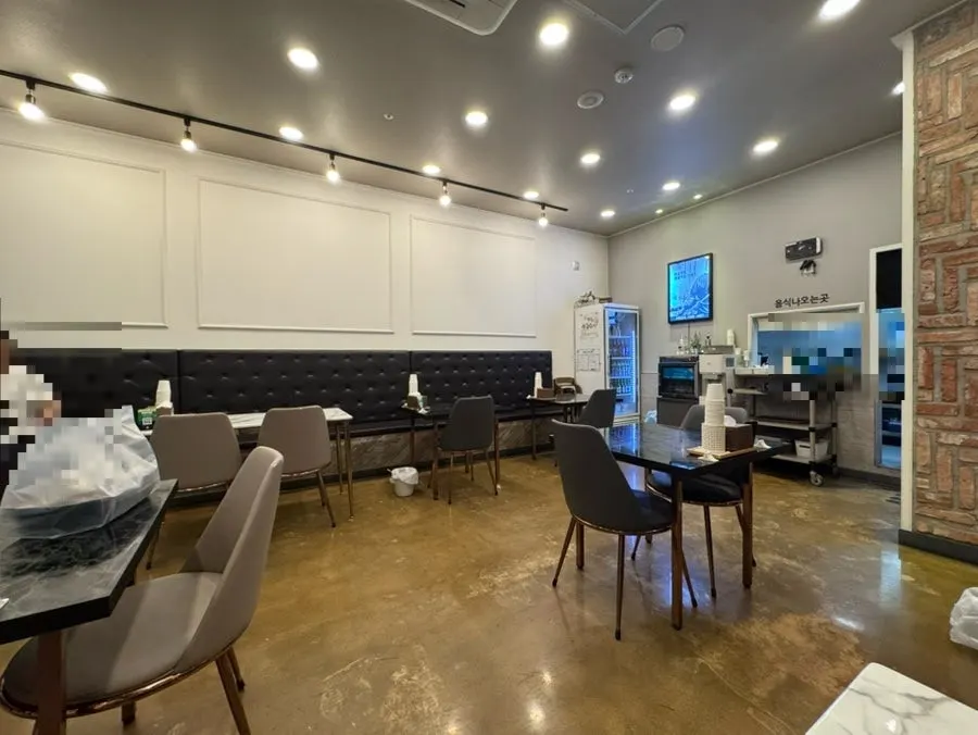 Dining room with tables for two and four
