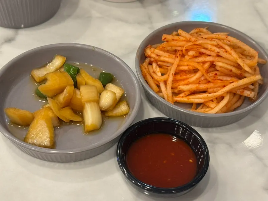 Octopus and nakji yeonpo-tang set with basic side dishes