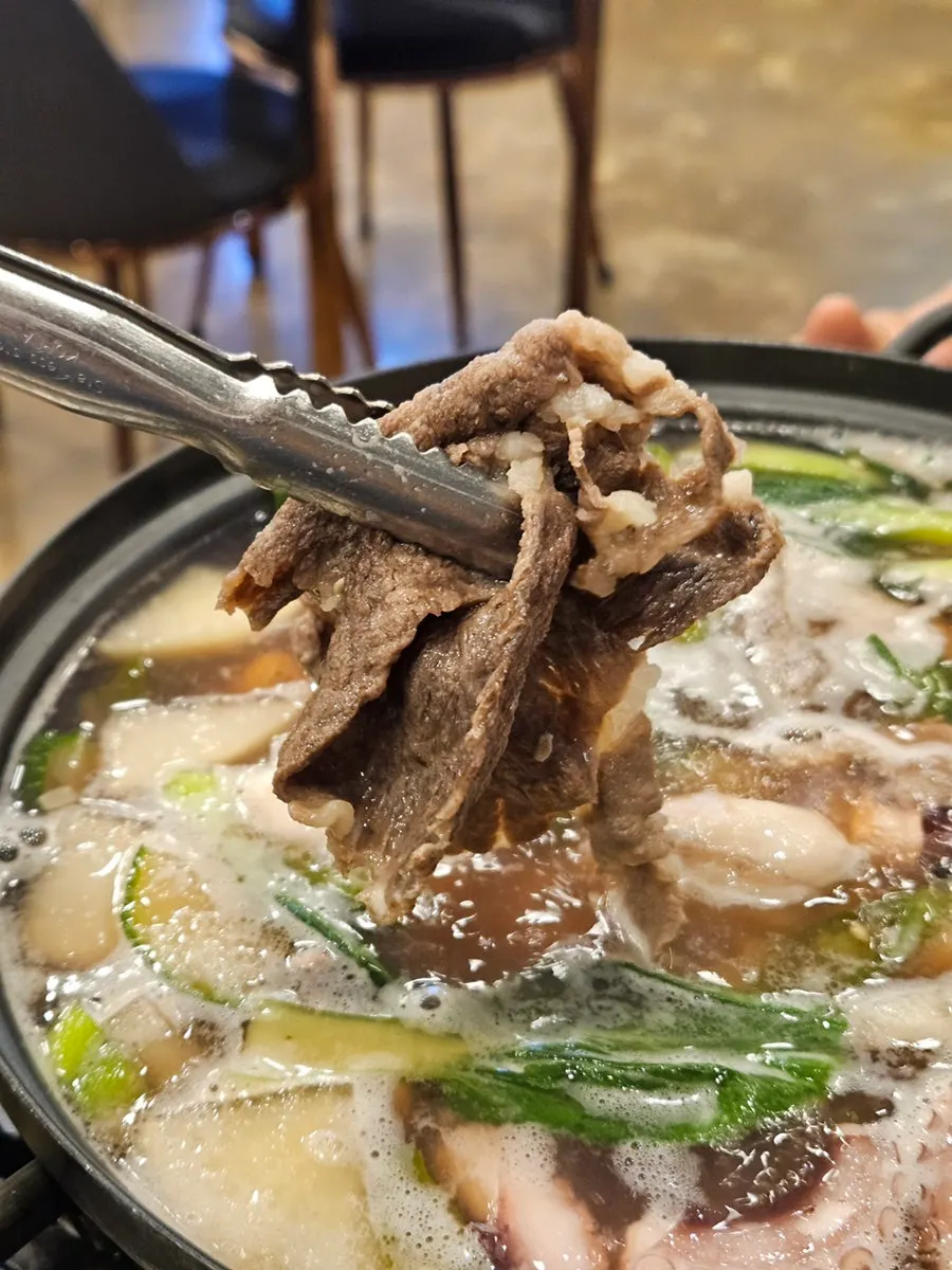 Yeonpo-tang with beef shabu-shabu