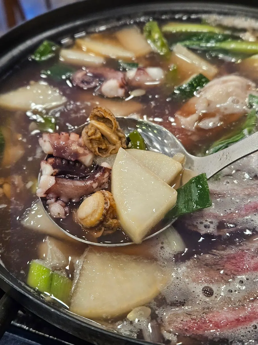 Spicy and refreshing yeonpo-tang broth