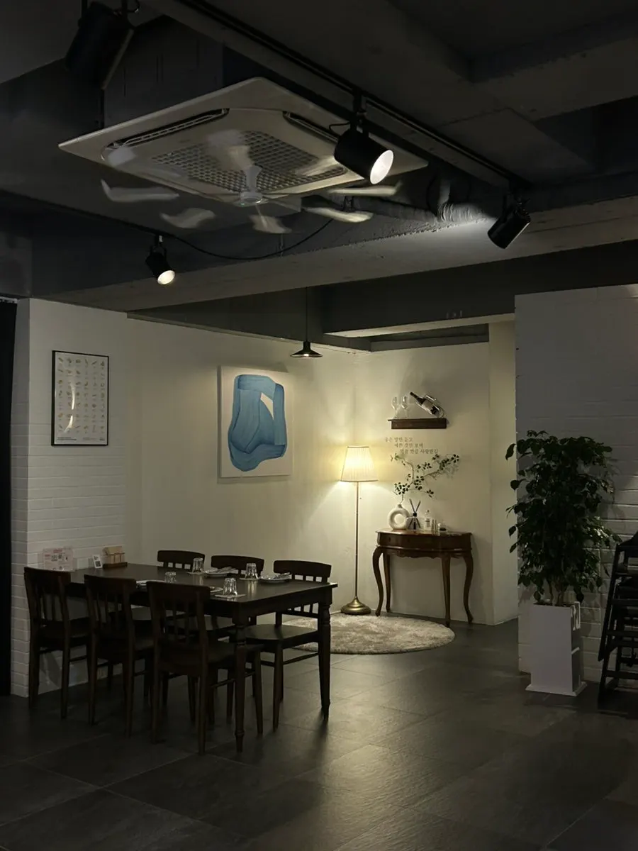 Spacious table seating in THE MUA's main hall