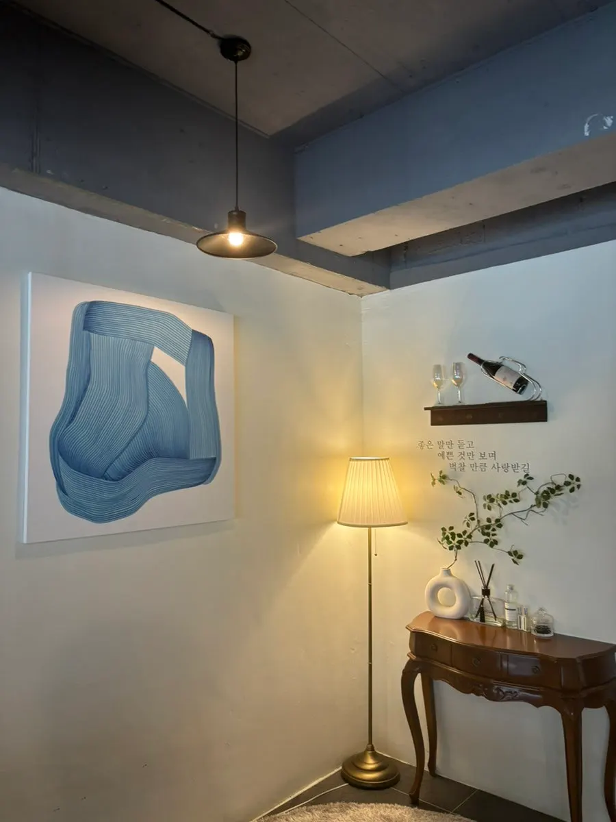 THE MUA's cozy interior atmosphere