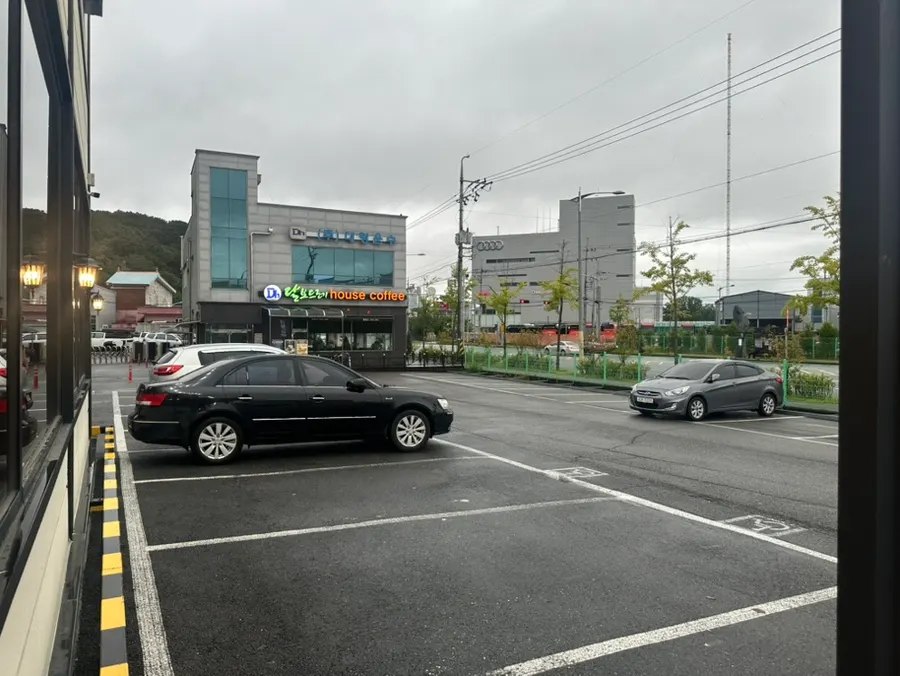 Pintu masuk dan papan nama Baengnyeon Boribap