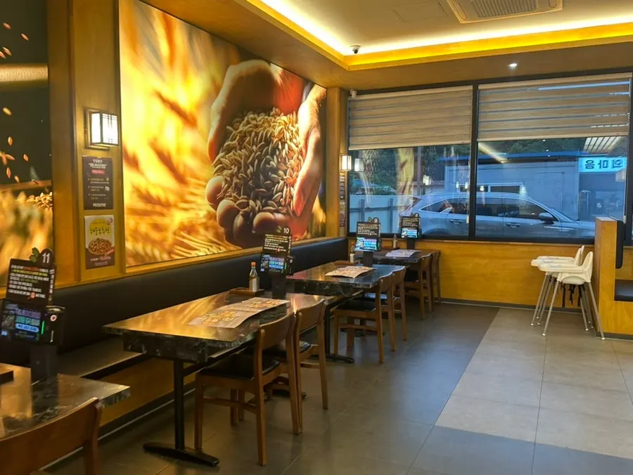 Interior ruang makan Baengnyeon Boribap yang rapi