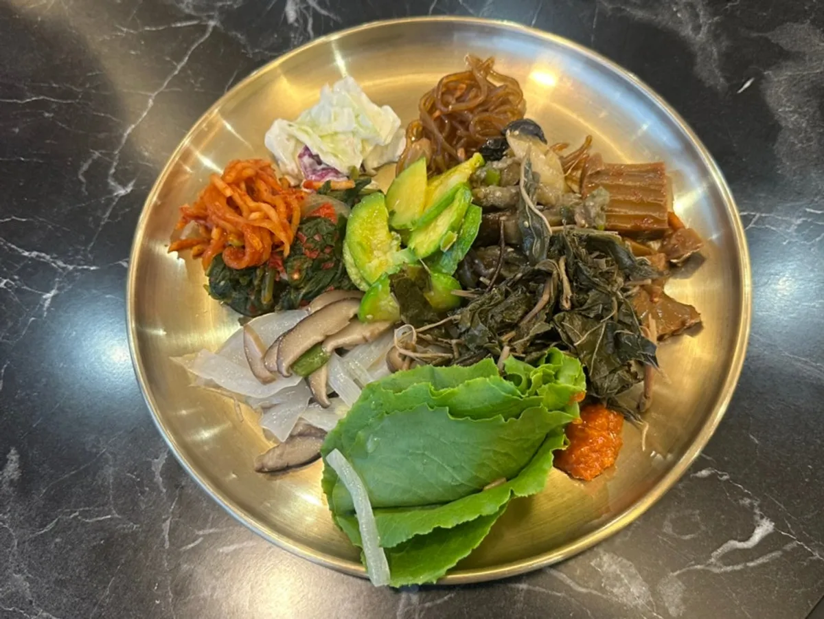 Nasi putih dan nasi jelai yang disiapkan di self-service bar